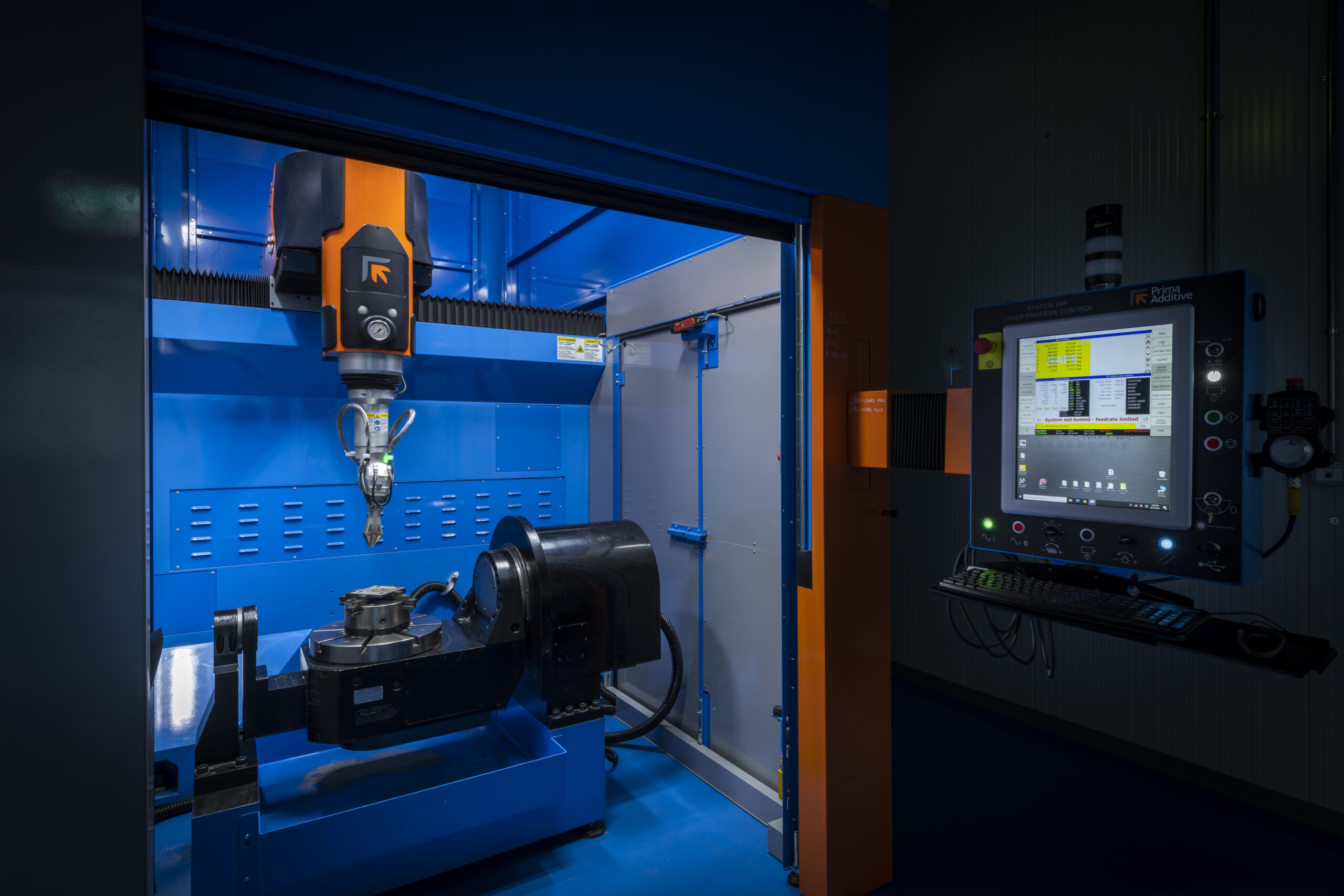 Fotografia di una macchina per l'additive manufacturing presente nella nostra linea pilota: laboratorio utilizzato durante il percorso di alta formazione per l'Industria 4.0.